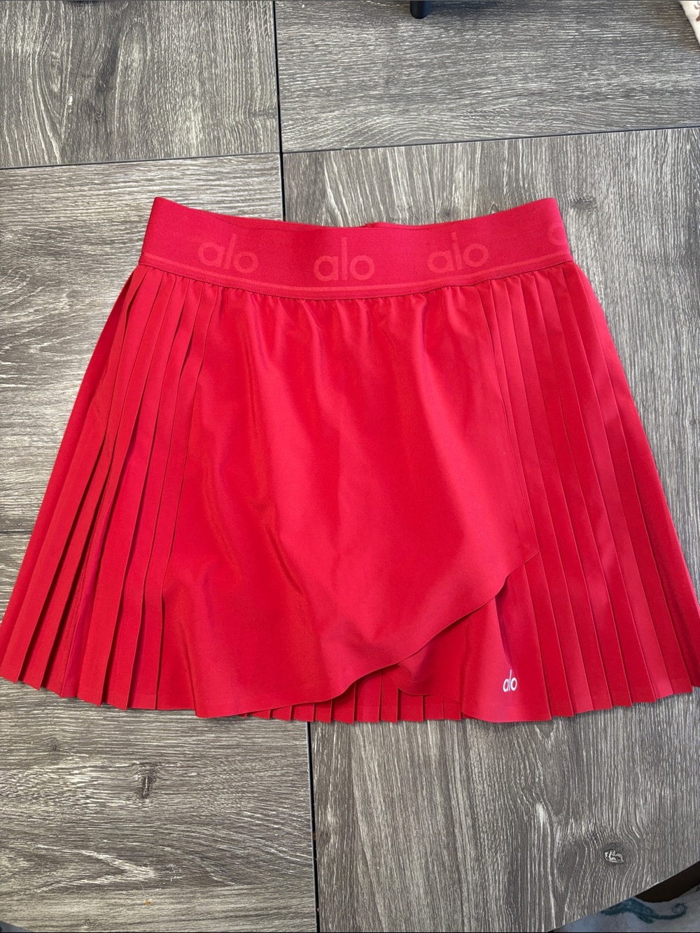 ALO Yoga Women’s Bright Red Pleated Skater Skort